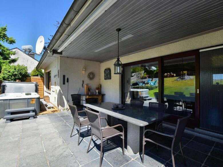 Luxurious Holiday Home With Jacuzzi And Sauna In Houffalize