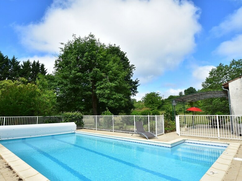 Quaint Bungalow In Pinsac With Swimming Pool