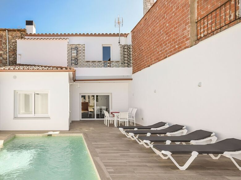 Authentic, Modern And Wheelchair Friendly Holiday Home With Private Pool