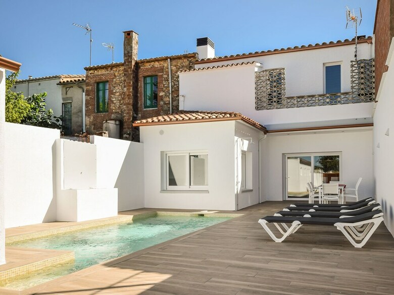 Authentic, Modern And Wheelchair Friendly Holiday Home With Private Pool