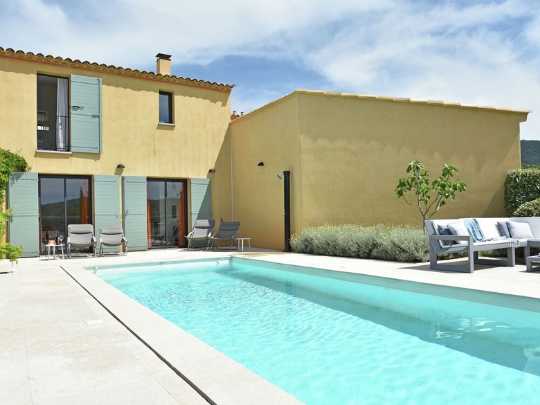 Lavish Villa In Malauc�ne With Private Garden