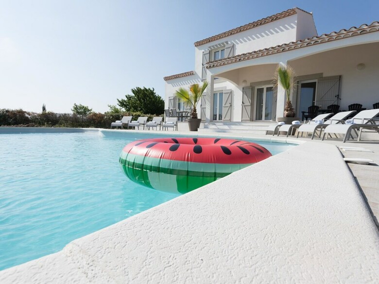 Luxury Villa In Aigne With Swimming Pool