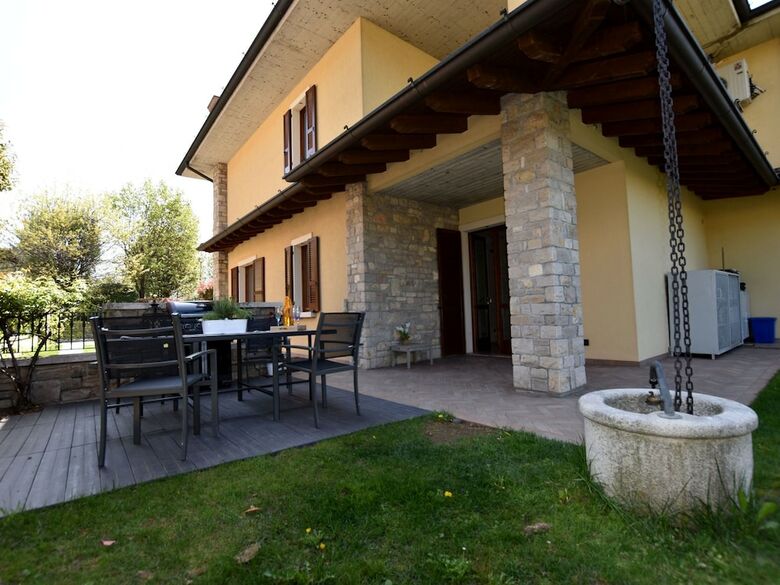 Luxurious Villa In Lombardy With Garden And Jacuzzi