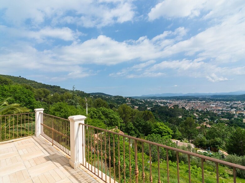 Stylish Villa In Draguignan With Swimming Pool