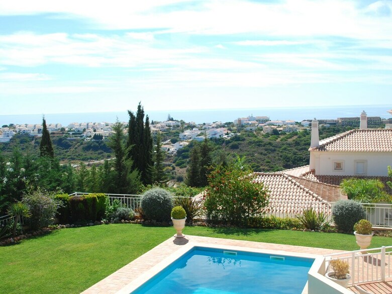 Lavish Villa In Albufeira With Private Swimming Pool