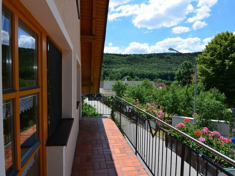 Cozy Apartment In Prunn With Private Terrace