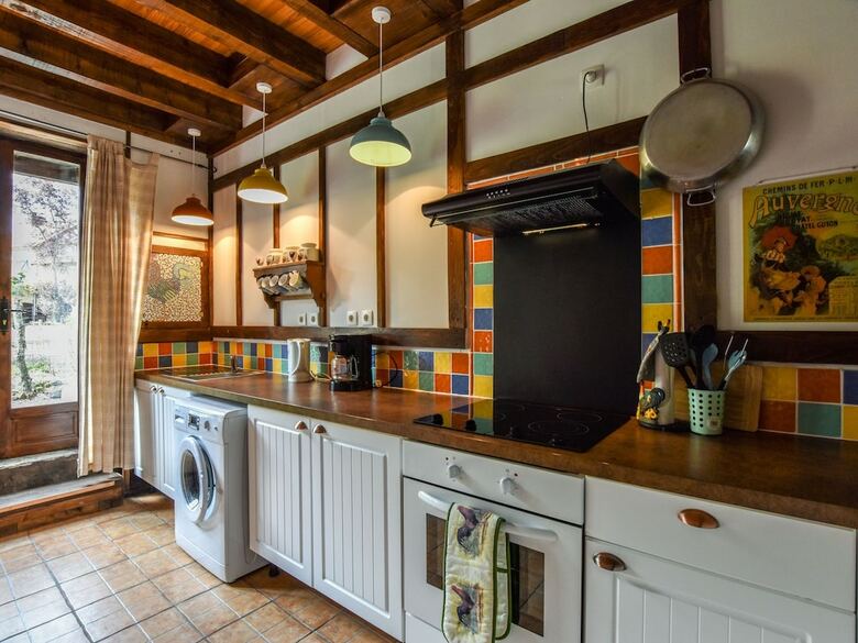 Spacious Holiday Home Near Lake In Le Quartier