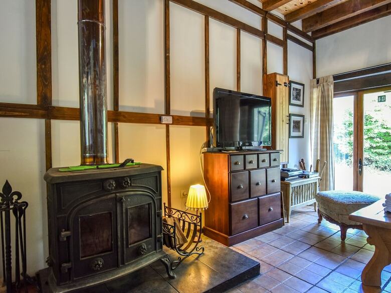 Spacious Holiday Home Near Lake In Le Quartier