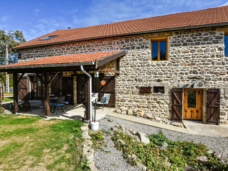 Spacious Holiday Home Near Lake In Le Quartier