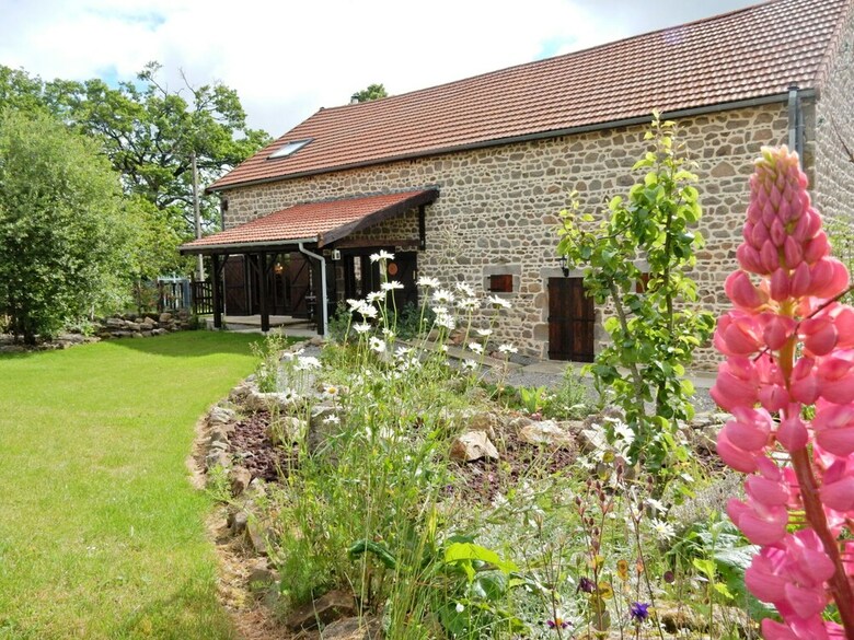 Spacious Holiday Home Near Lake In Le Quartier