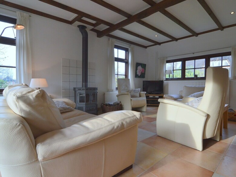 Peaceful Holiday Home In Ossenzijl With Garden