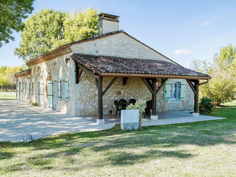 Spacious Holiday Home In Saint-nexans With Terrace