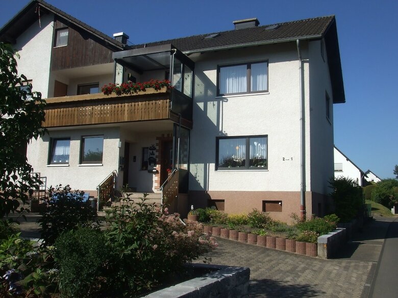 Charming Apartment In Daun Near Lake