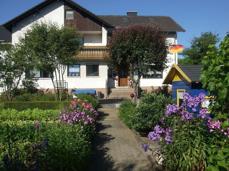 Charming Apartment In Daun Near Lake