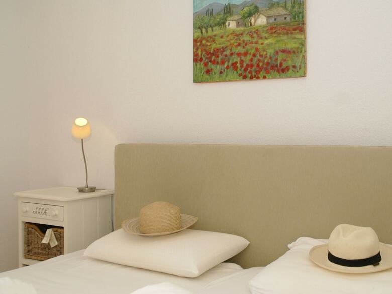 Modern Villa In Saumane-de-vaucluse With Swimming Pool