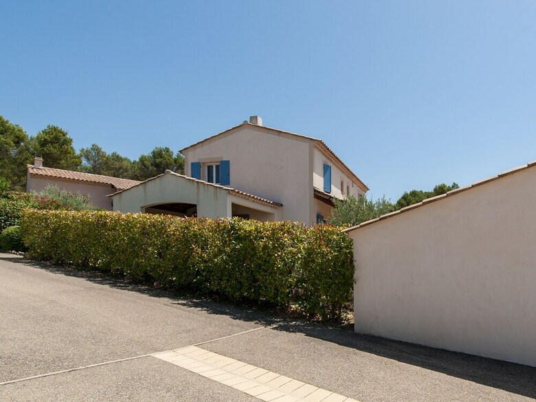 Modern Villa In Saumane-de-vaucluse With Swimming Pool