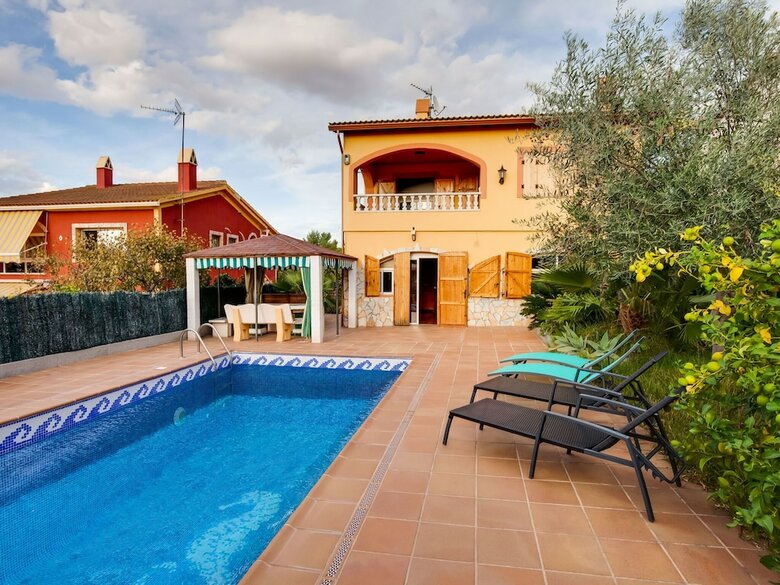 Luxurious Holiday Home In Vendrell With Swimming Pool