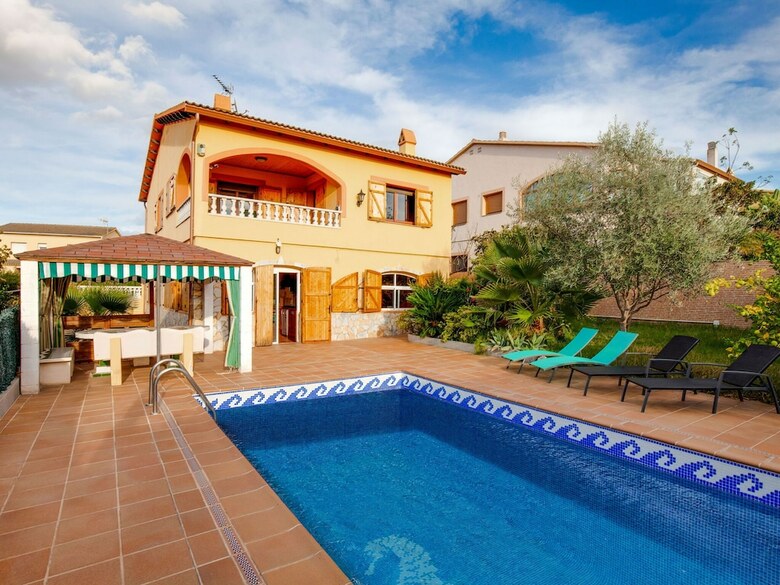 Luxurious Holiday Home In Vendrell With Swimming Pool