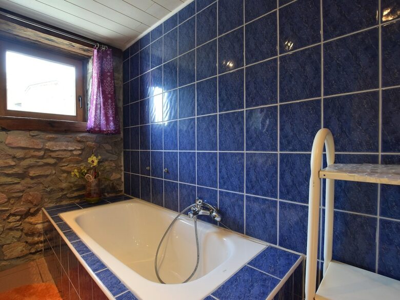 Quaint Cottage In Petite Langlire With Jacuzzi