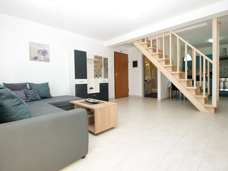 Apartment 1819