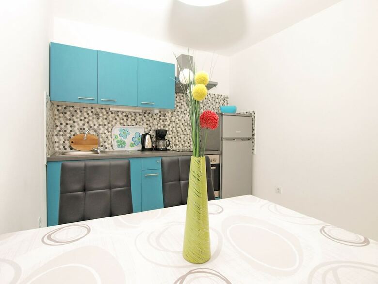 Apartment 1819