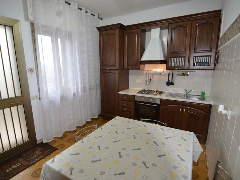 Pleasant Apartment With Courtyard, Terrace, Parasol, Balcony