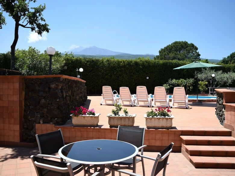 Charming Holiday Home In Piedimonte Etneo With Pool