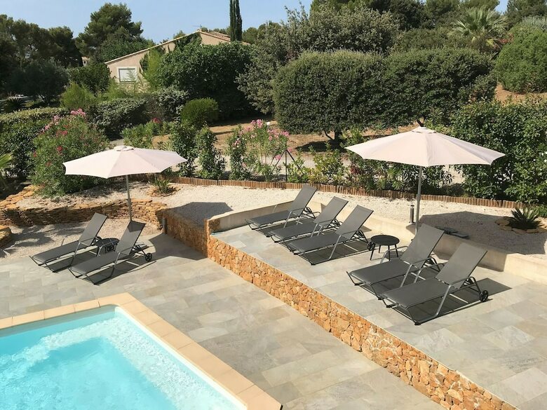 Seaside Villa In La Cadi�re-d'azur With Pool