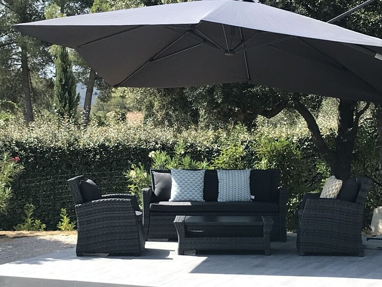 Seaside Villa In La Cadi�re-d'azur With Pool