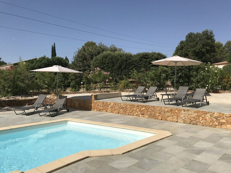 Seaside Villa In La Cadi�re-d'azur With Pool