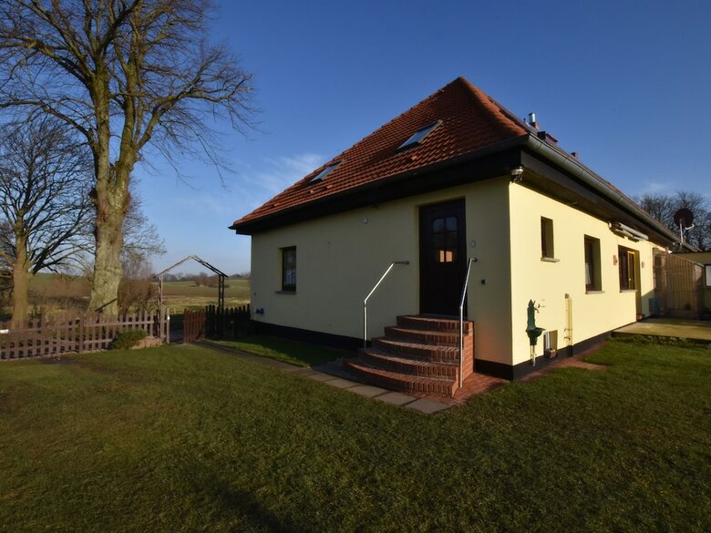 Modern Apartment With Private Terrace In Kr�pelin Germany