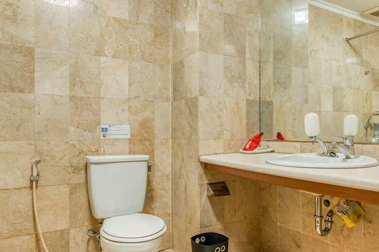 Hotel Reddoorz Plus Near Dharmawangsa Square