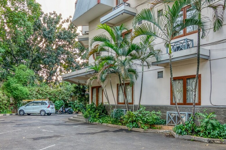 Hotel Reddoorz Plus Near Dharmawangsa Square