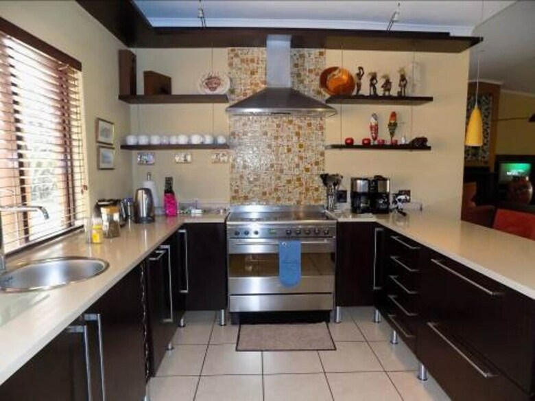 Residencia Luxury 4 En-suite Home-white River