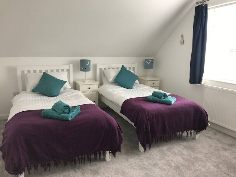Beautiful Refurbished Home - Short Walk To The Beach