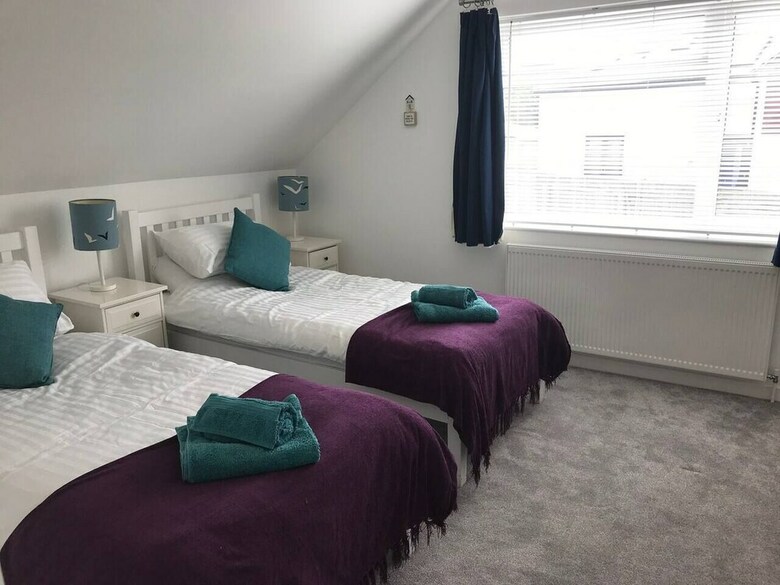 Beautiful Refurbished Home - Short Walk To The Beach