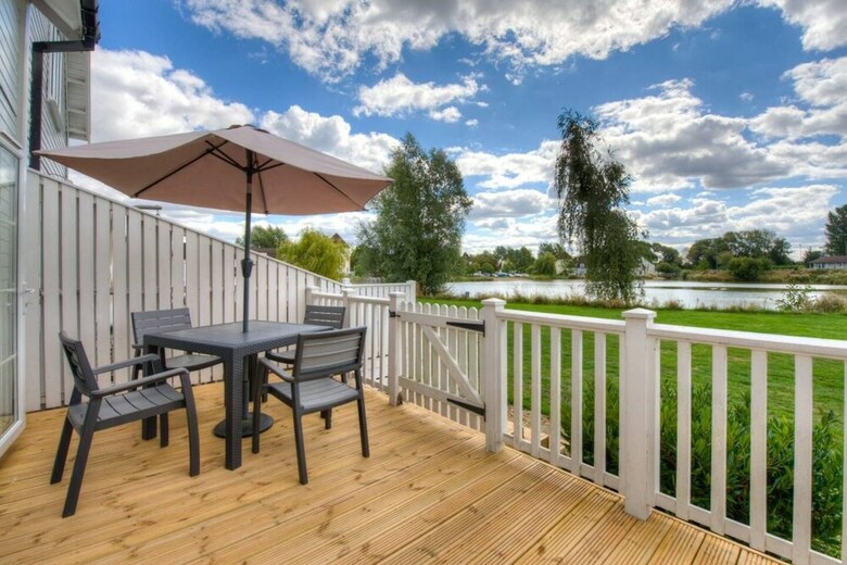 Stunning Lakeside Lodge Within Cotswold Water Park