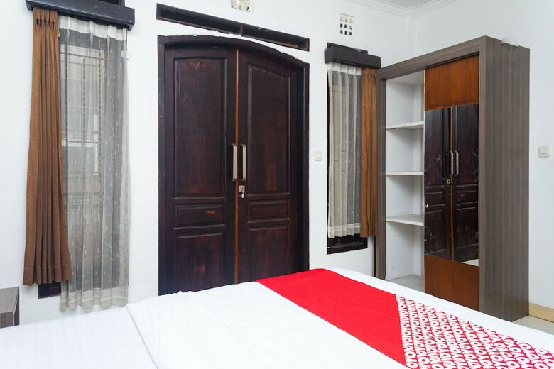 Hostal Oyo 681 Wisma Family Raya