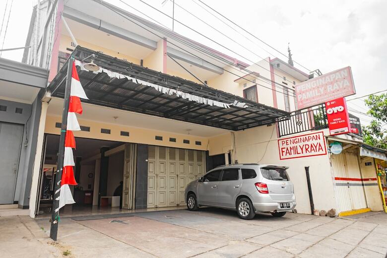 Hostal Oyo 681 Wisma Family Raya