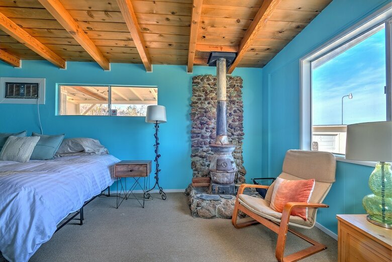 Classic 1960s Cottage On 10 Acres With Jacuzzi!