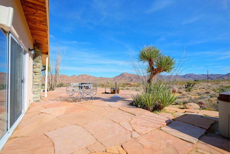 Classic 1960s Cottage On 10 Acres With Jacuzzi!