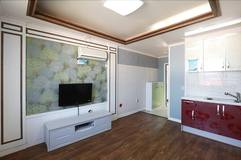 Tongyeong Beach Road Pension