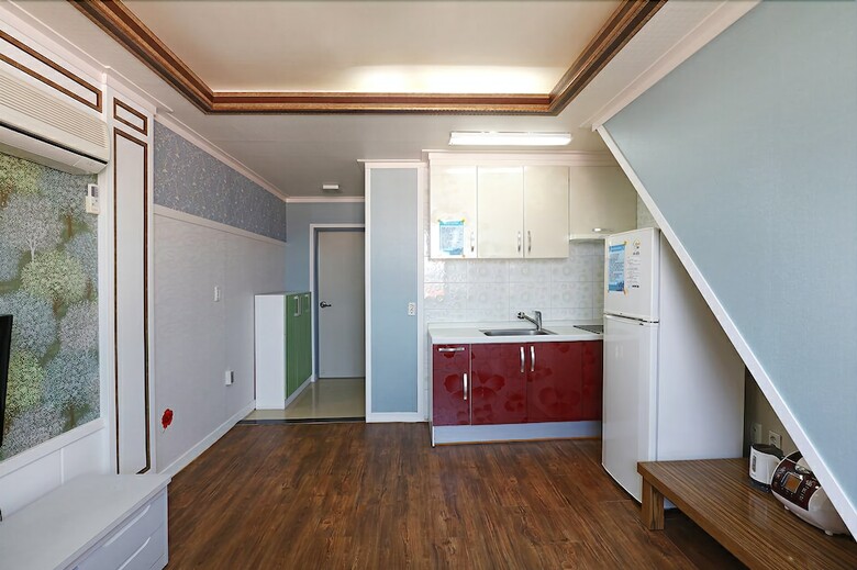 Tongyeong Beach Road Pension