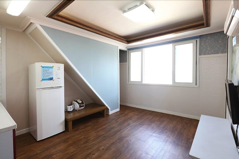Tongyeong Beach Road Pension