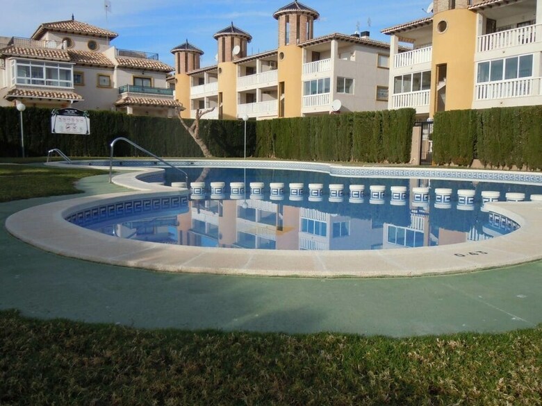 Residencia Beautiful 3-bed House With Communal Pool