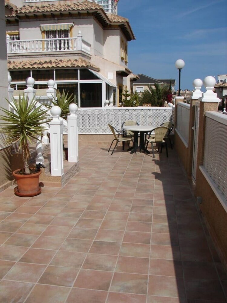 Residencia Beautiful 3-bed House With Communal Pool