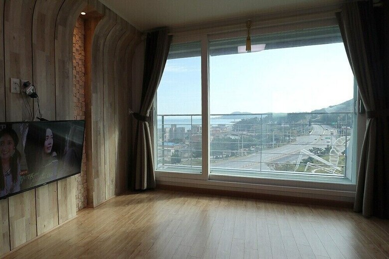Jangmi (Blue Road Town Pension
