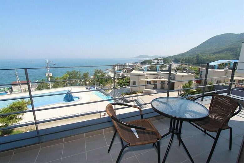 Hayanjip (Blue Road Town Pension