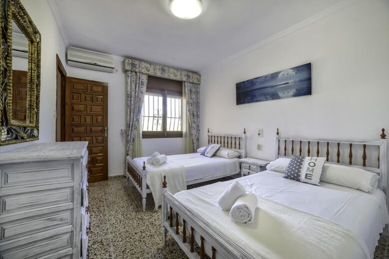 Villa - 4 Bedrooms With Pool And Wifi - 107481