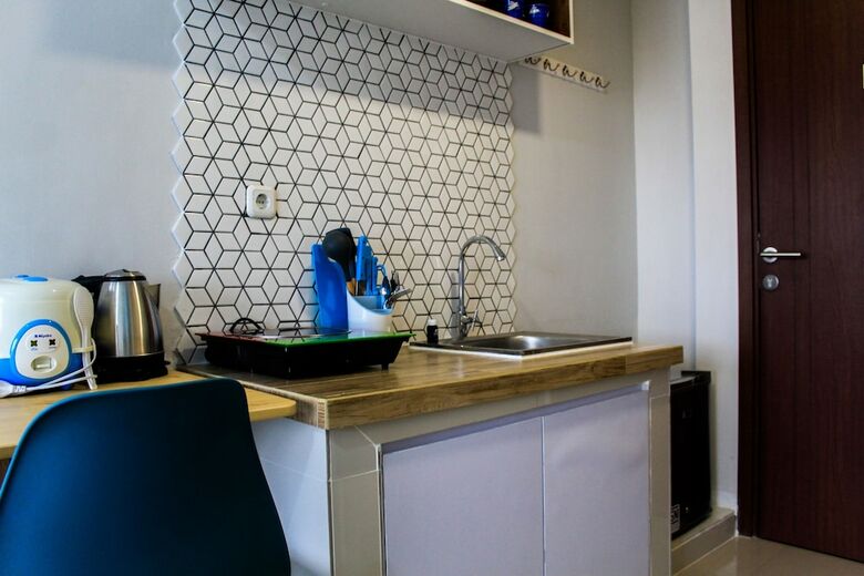 Minimalist And Posh Studio Parkland Avenue Apartment
